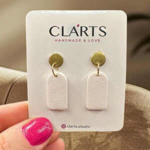 Aretes Mel minimalistas hechos a mano Clarts en tonos claros